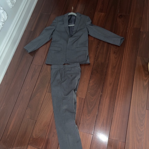 Big boys Grey suite set. Beautiful fabric , new without tags - Picture 4 of 5